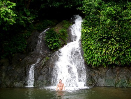 El_amigo_extranjero_Taylor_en_la_cascada_chocoana.turista